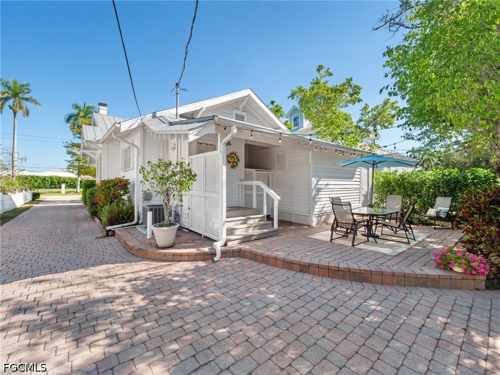 1310 Poinciana AVE
