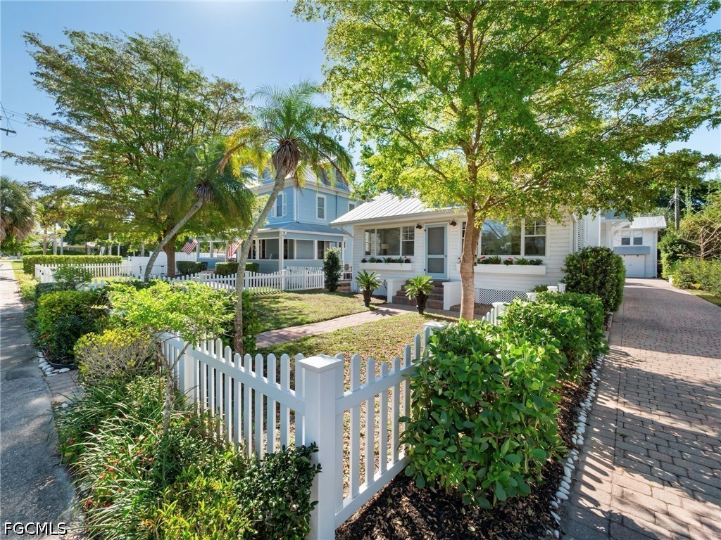 1310 Poinciana AVE