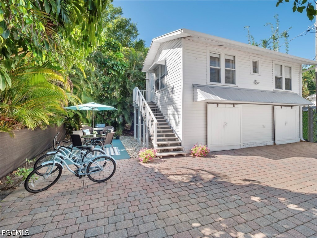 1310 Poinciana AVE
