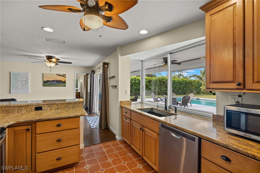 5244 Kenilworth DR