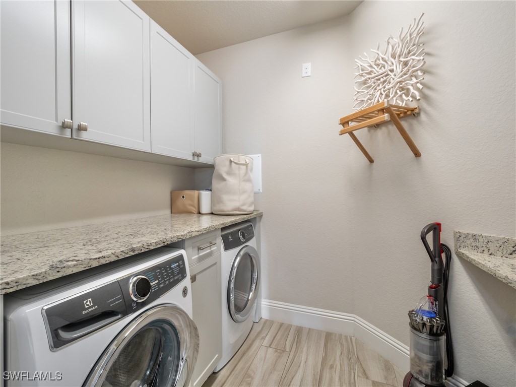 1042 Clarellen DR