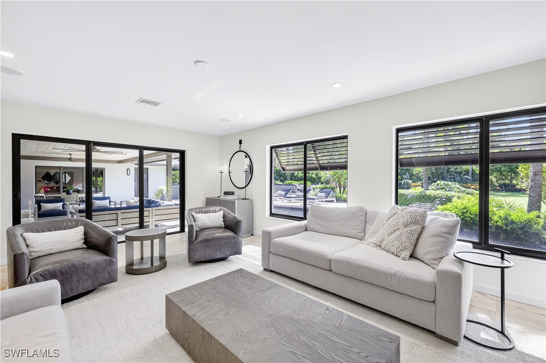 13637 Pine Villa LN