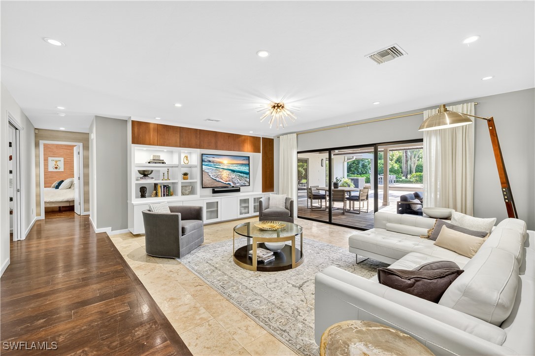 13637 Pine Villa LN
