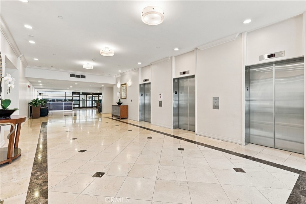 600 W 9th 910