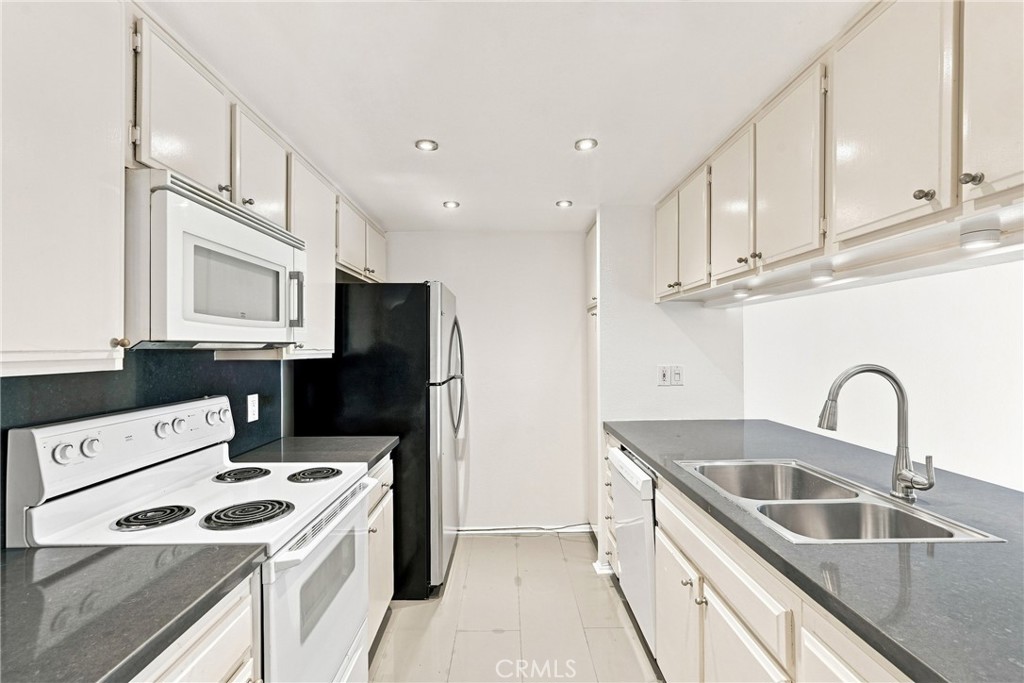 600 W 9th 910