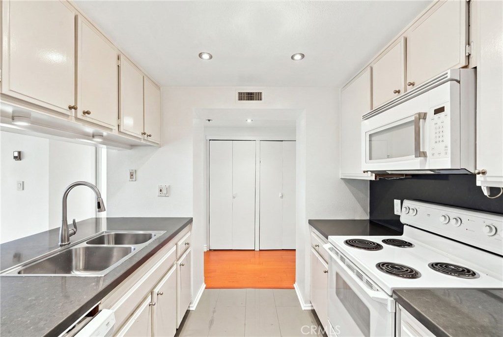 600 W 9th 910