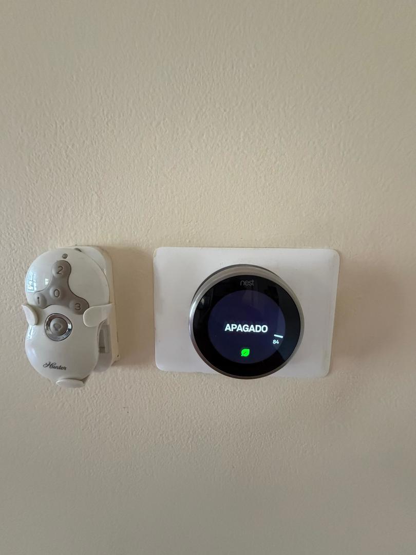 Nest thermostat displaying “APAGADO” beside a Hunter fan control.