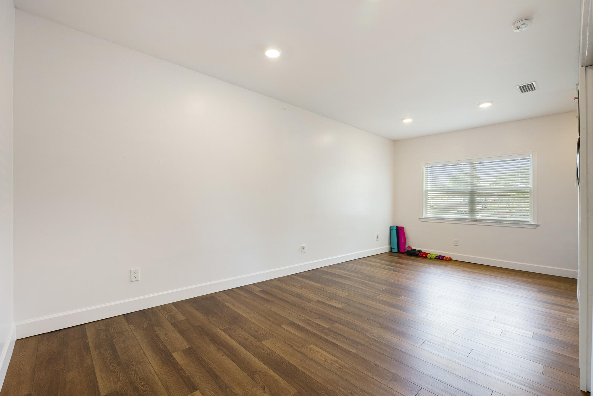 905 E 2nd Plaza