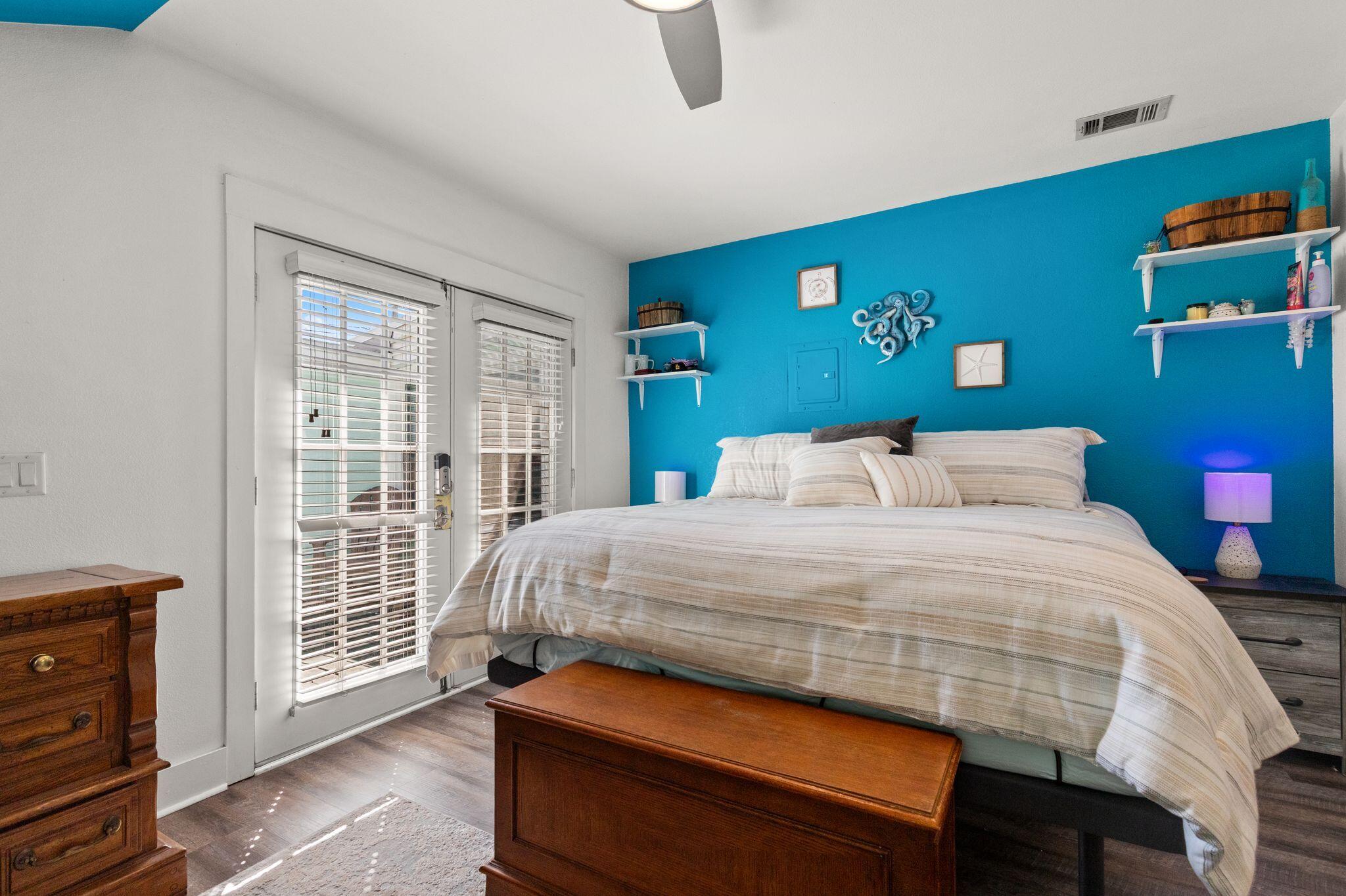 200 N Cove Boulevard