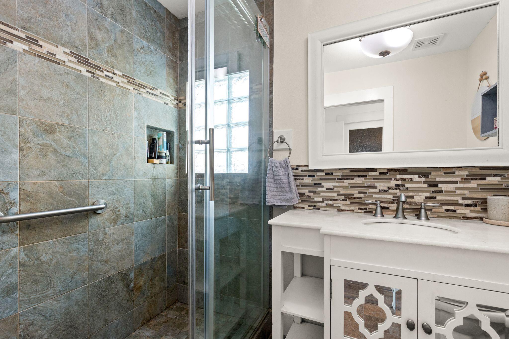 200 N Cove Boulevard