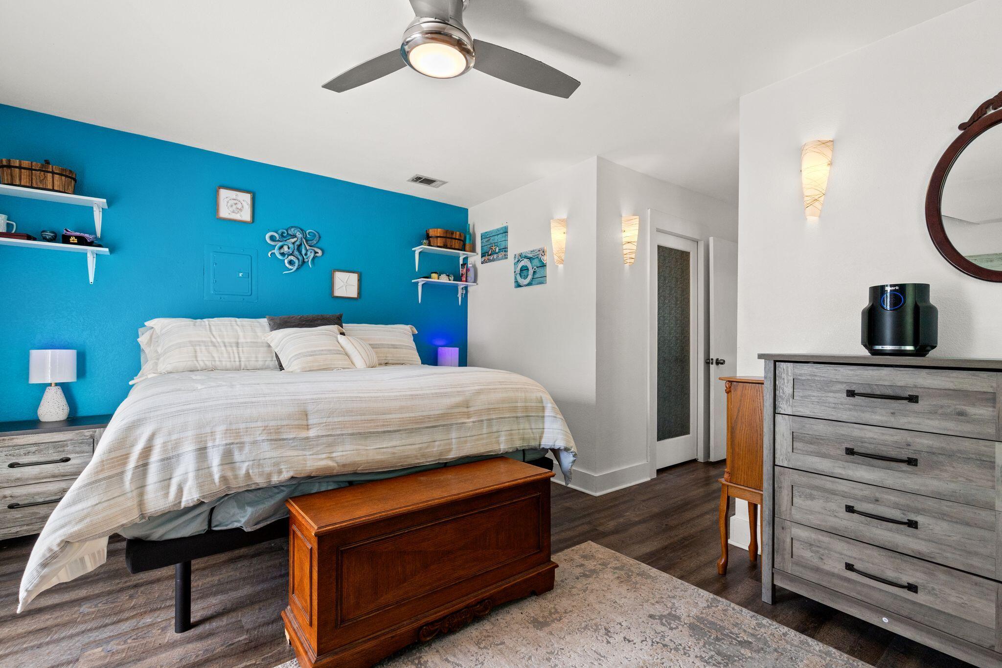 200 N Cove Boulevard