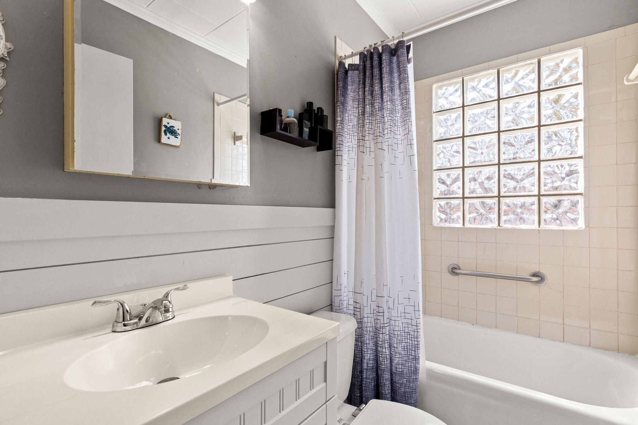 200 N Cove Boulevard