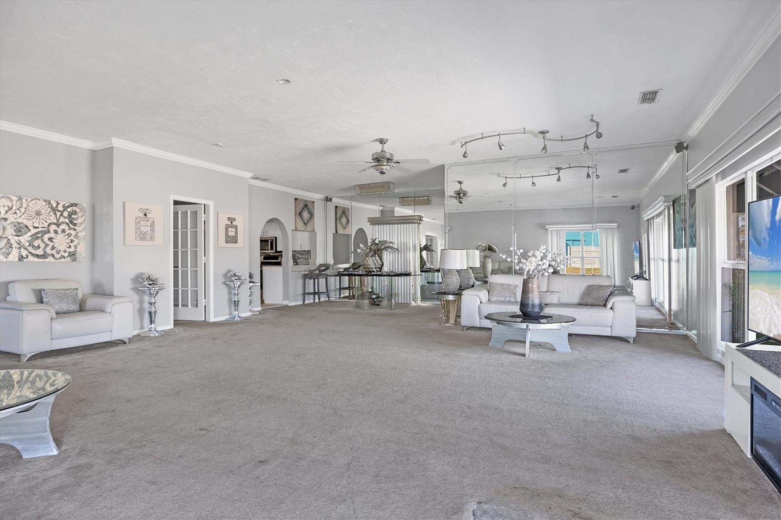 109 TAMIAMI TRL S