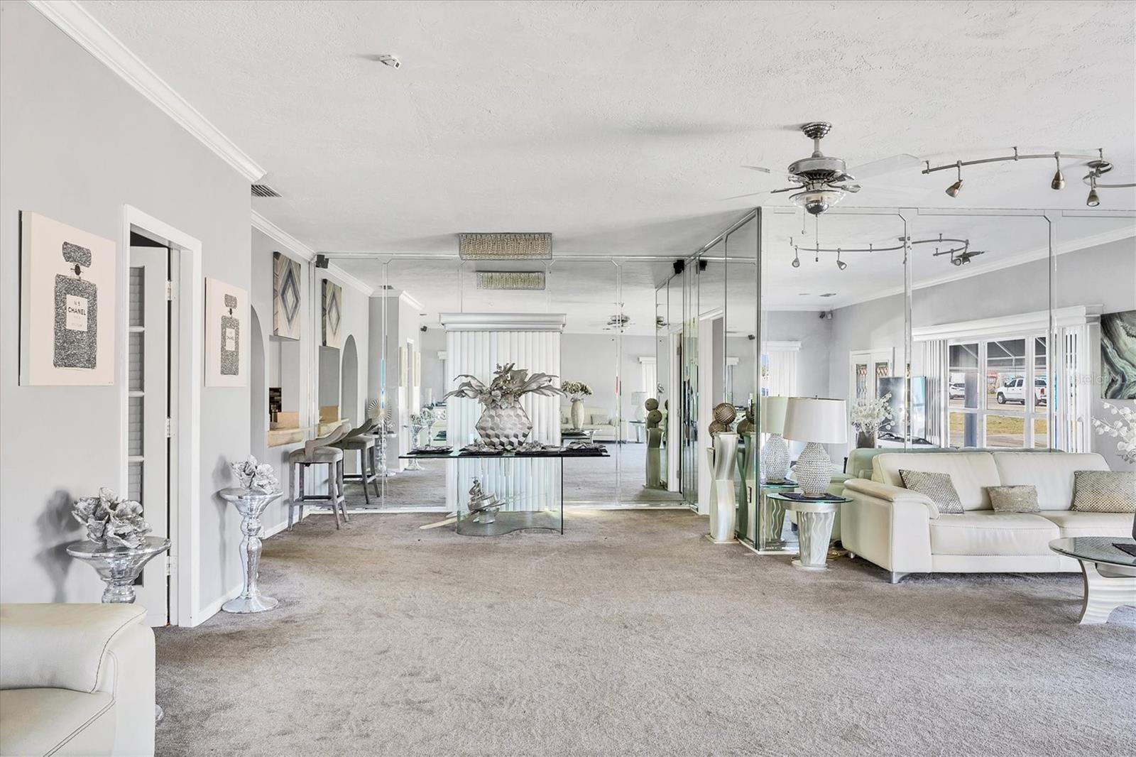 109 TAMIAMI TRL S