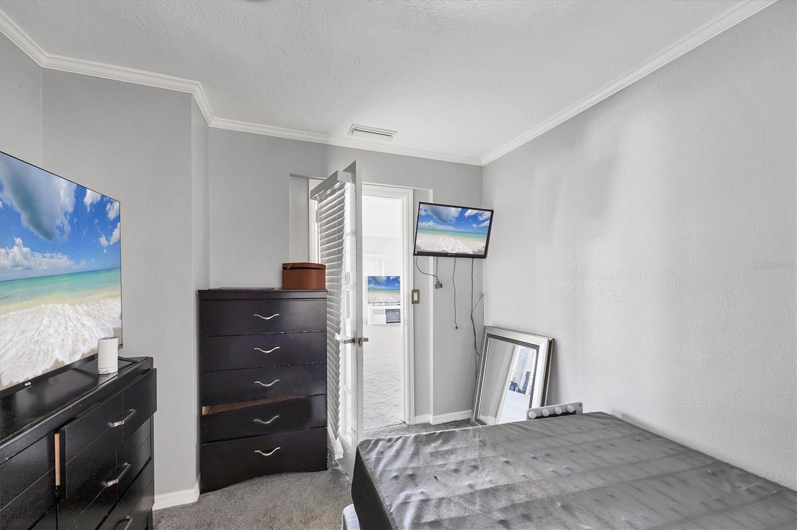 109 TAMIAMI TRL S