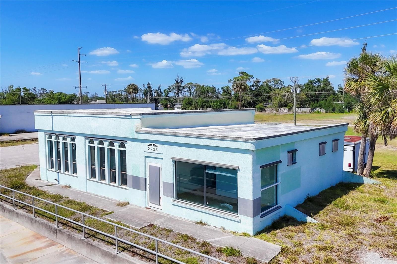 2225 S TAMIAMI TR S