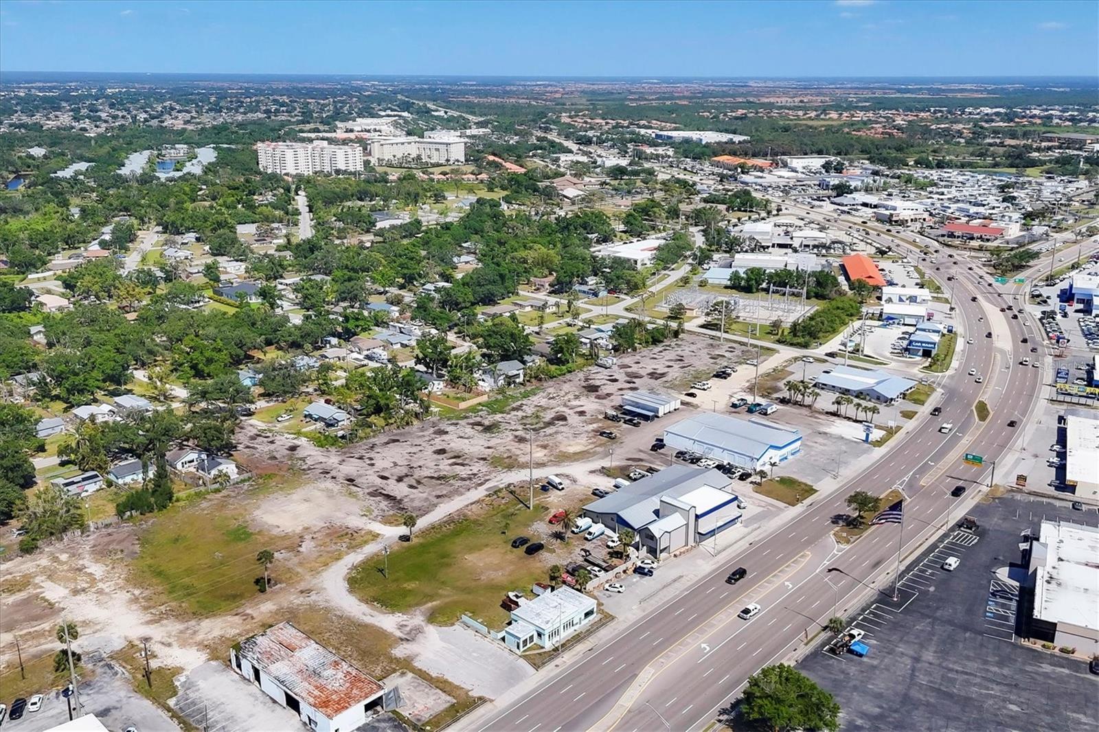 2225 S TAMIAMI TR S