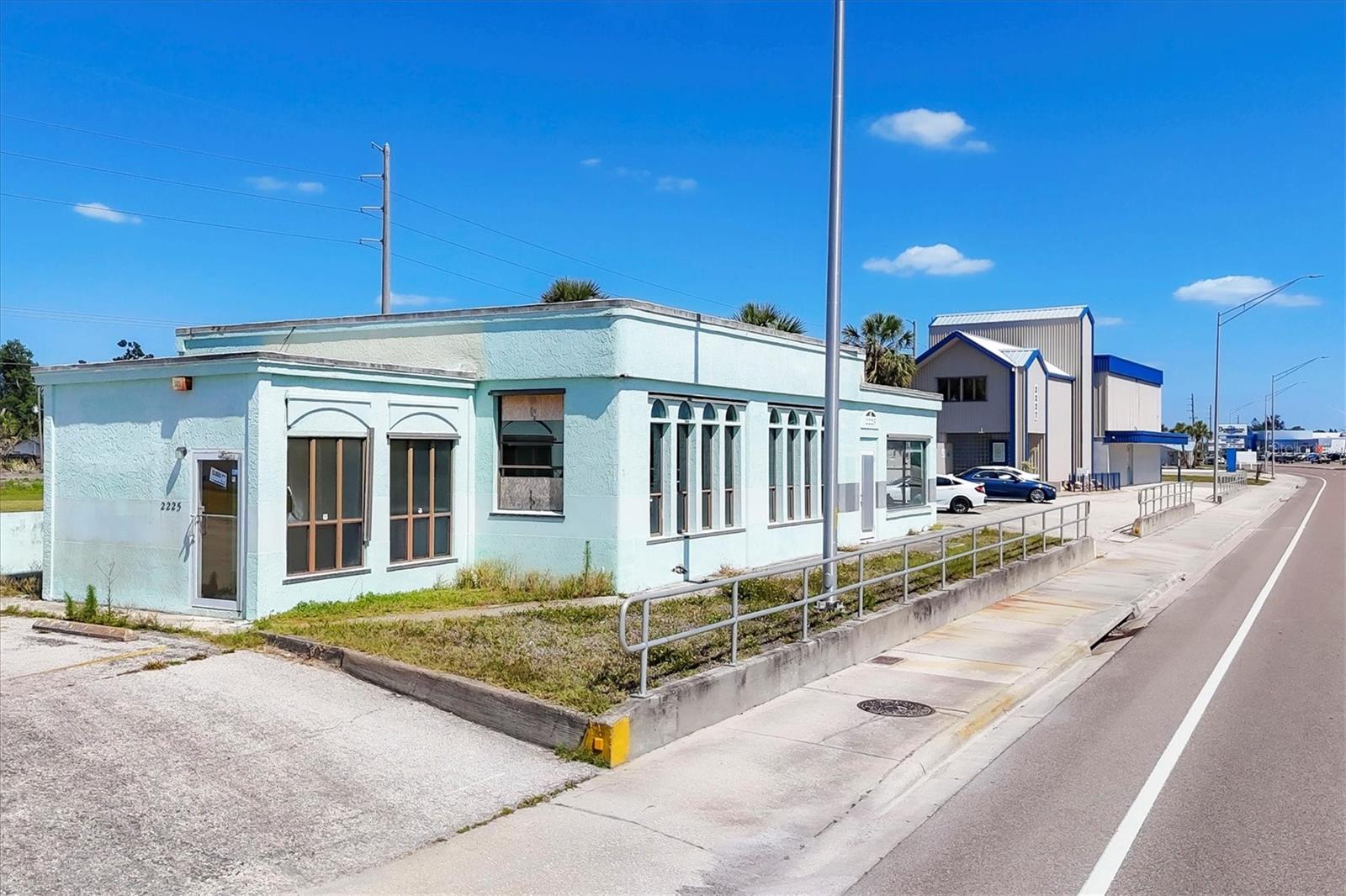 2225 S TAMIAMI TR S