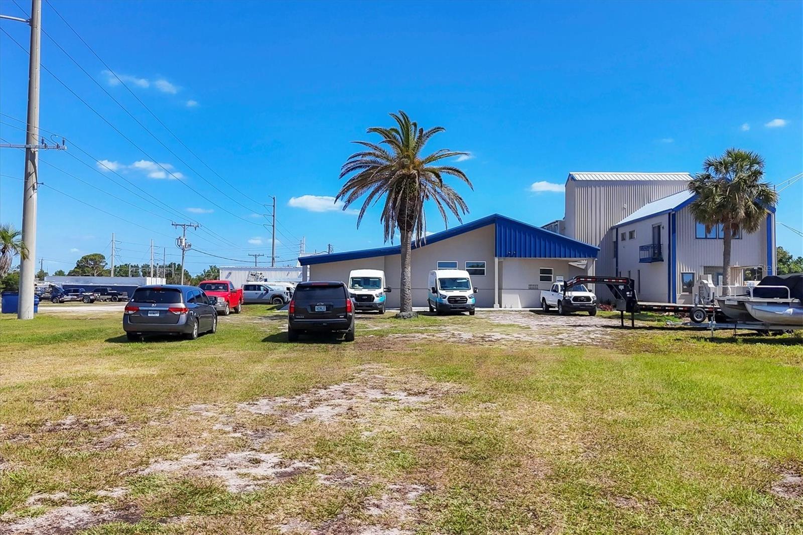 2225 S TAMIAMI TR S