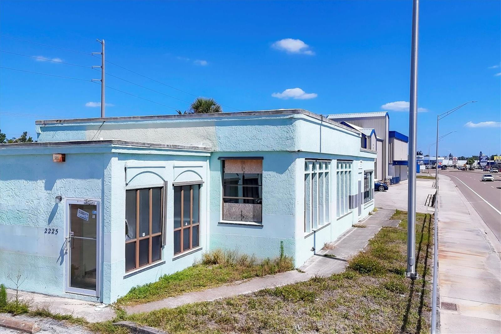 2225 S TAMIAMI TR S