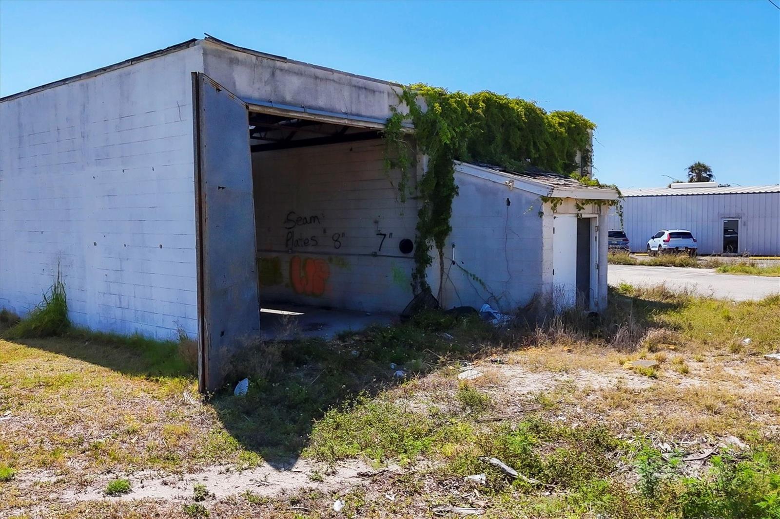 2225 S TAMIAMI TR S