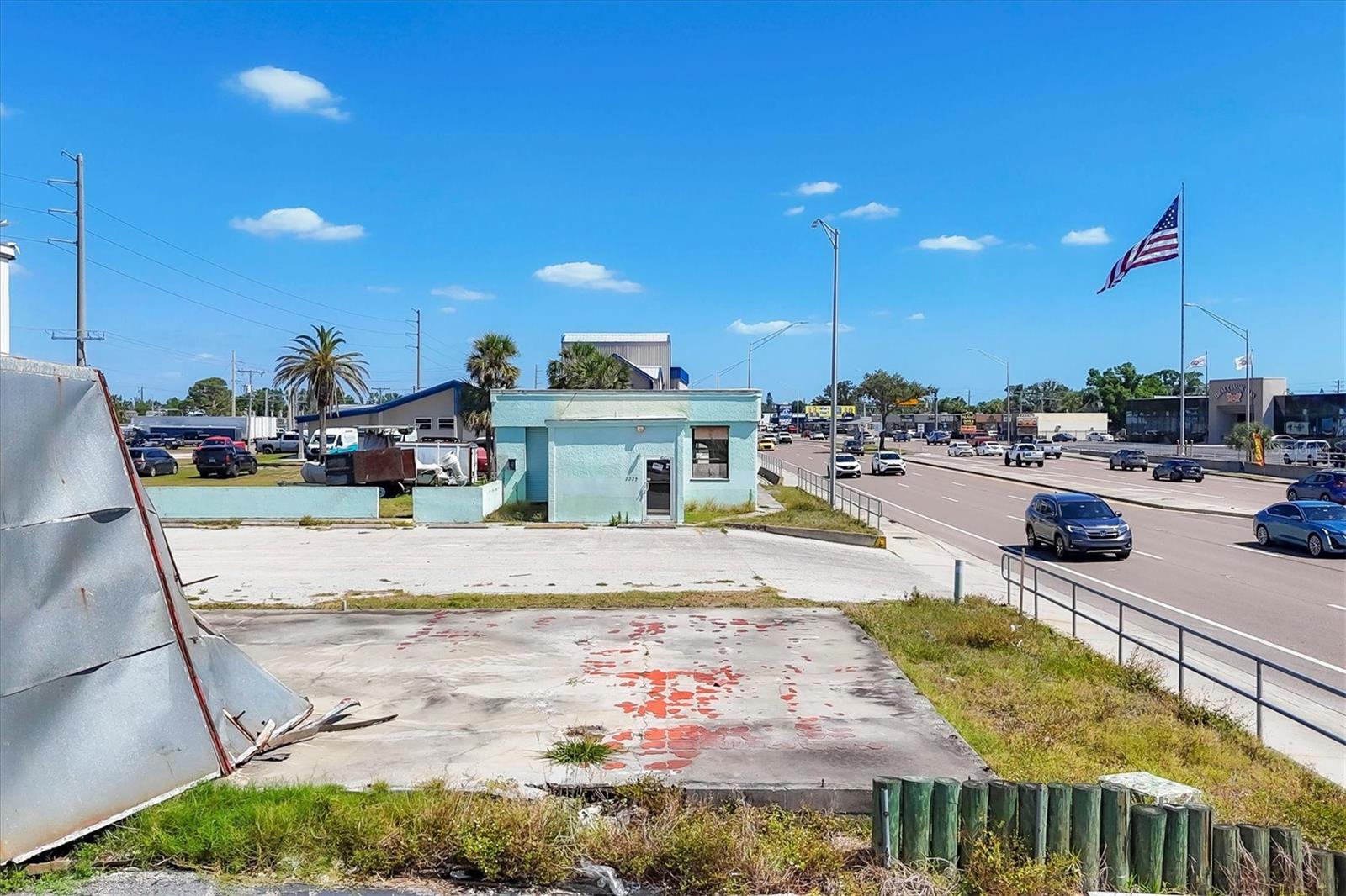 2225 S TAMIAMI TR S