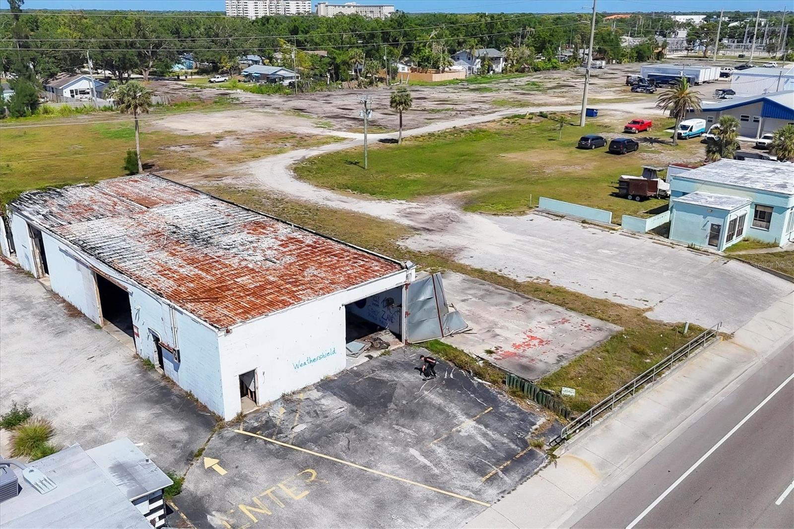 2225 S TAMIAMI TR S
