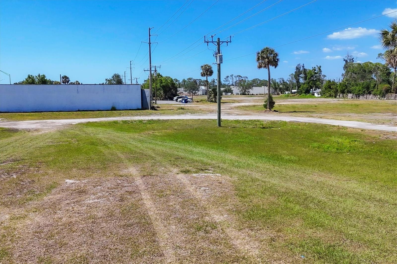 2225 S TAMIAMI TR S