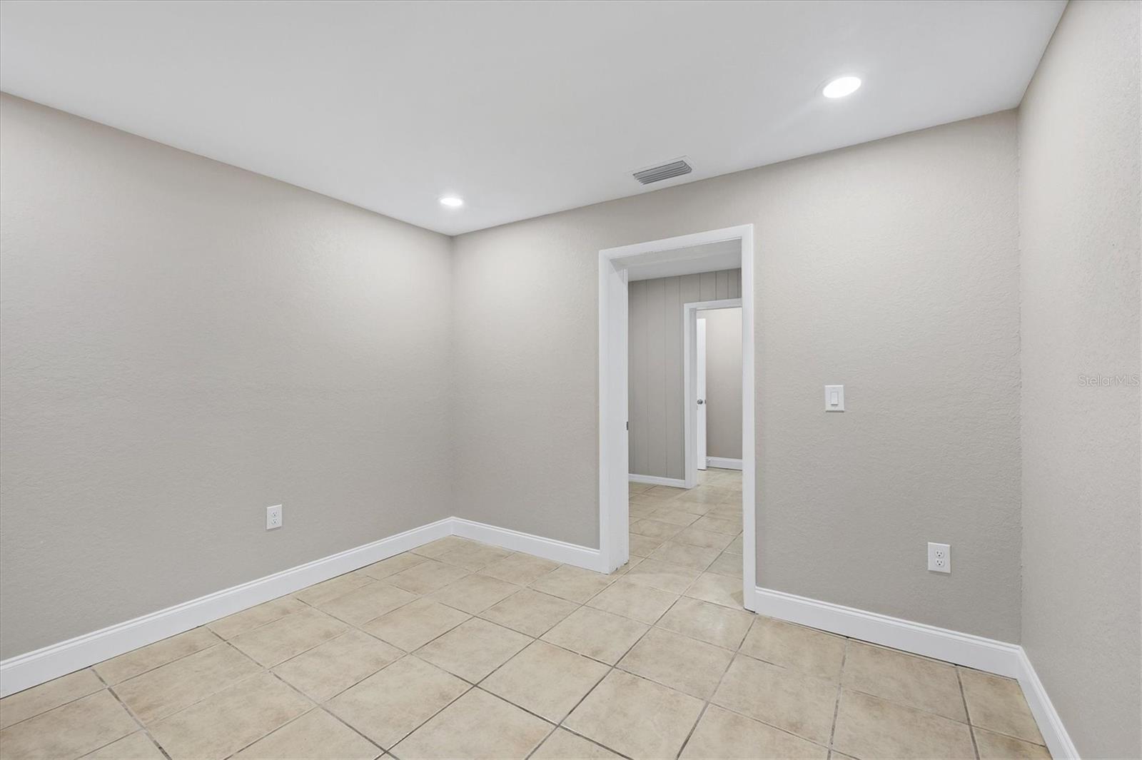 641 E VENICE AVE