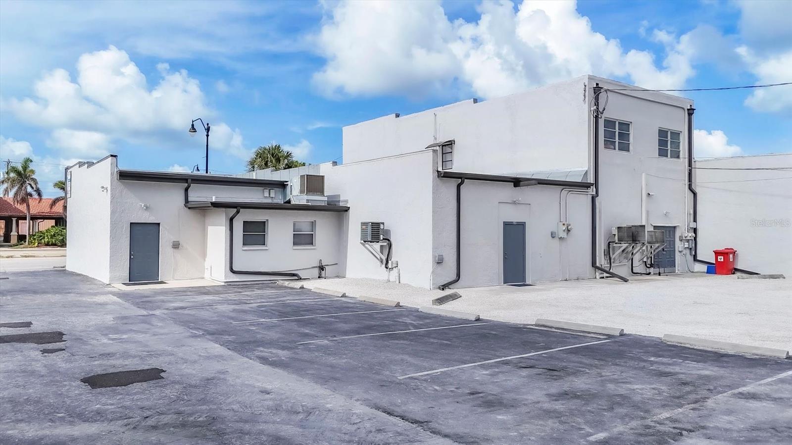 641 E VENICE AVE