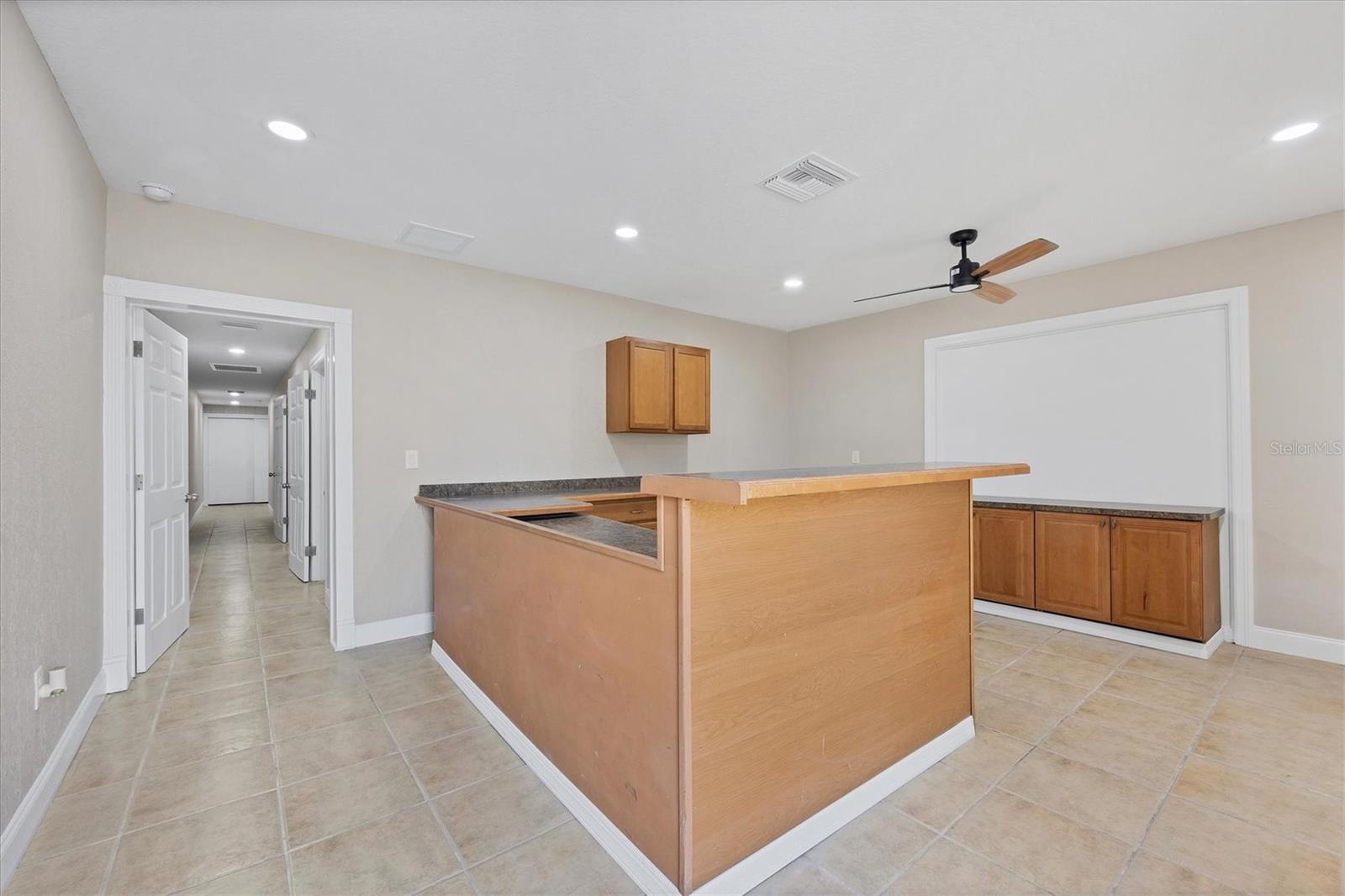 641 E VENICE AVE