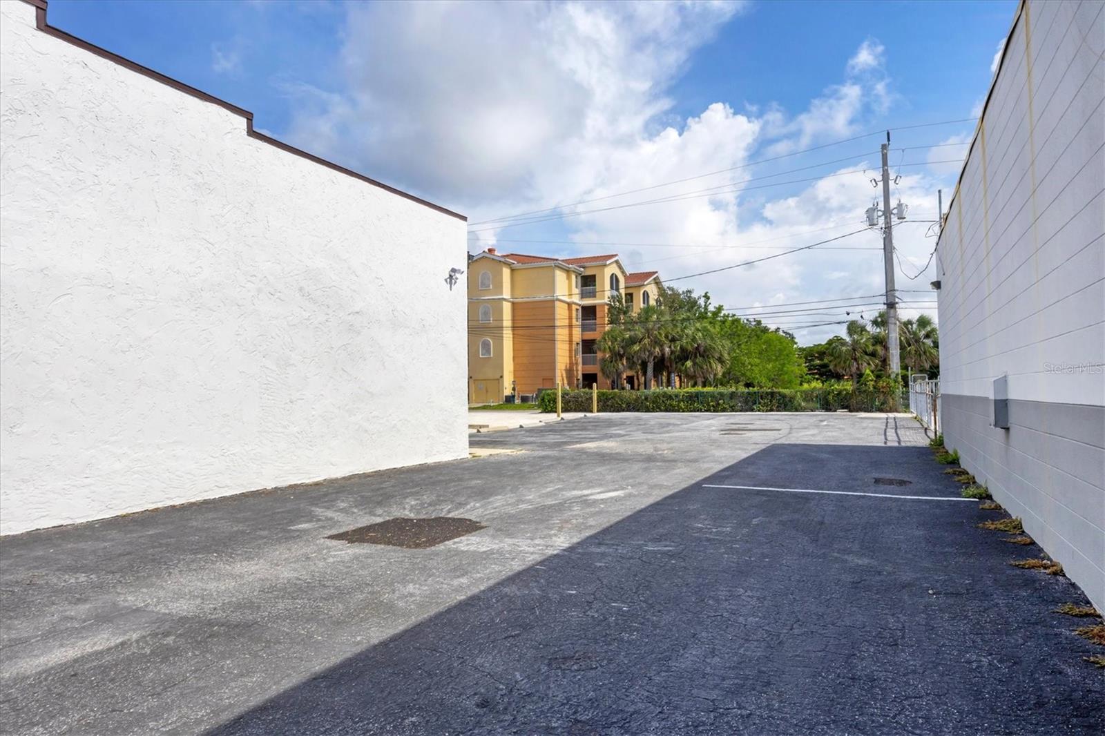 641 E VENICE AVE