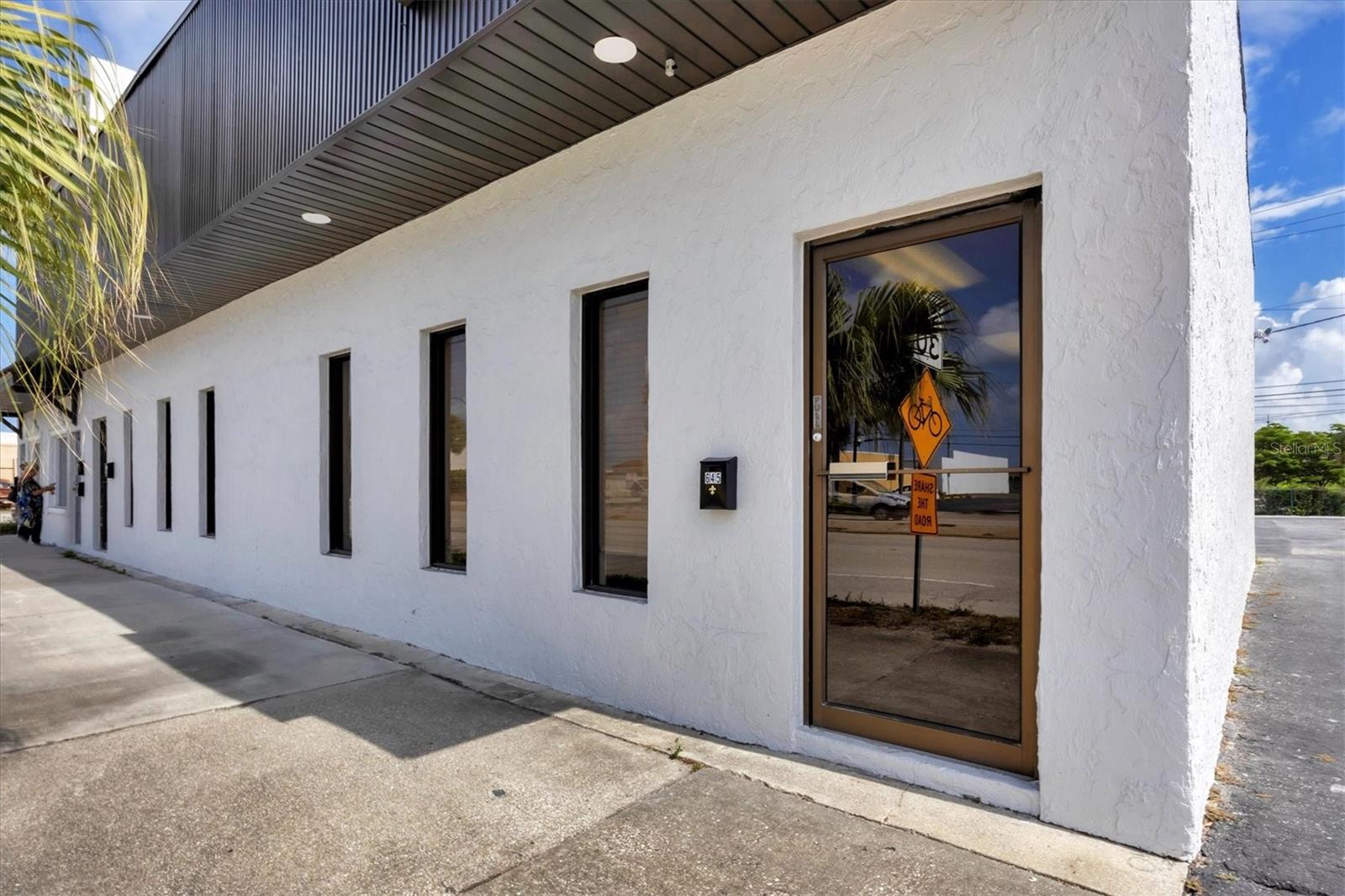 641 E VENICE AVE