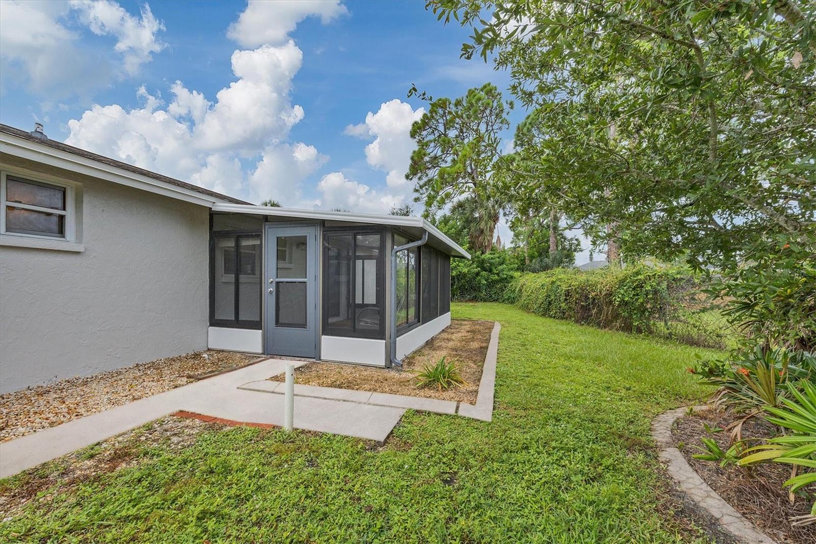 880 QUEEN RD