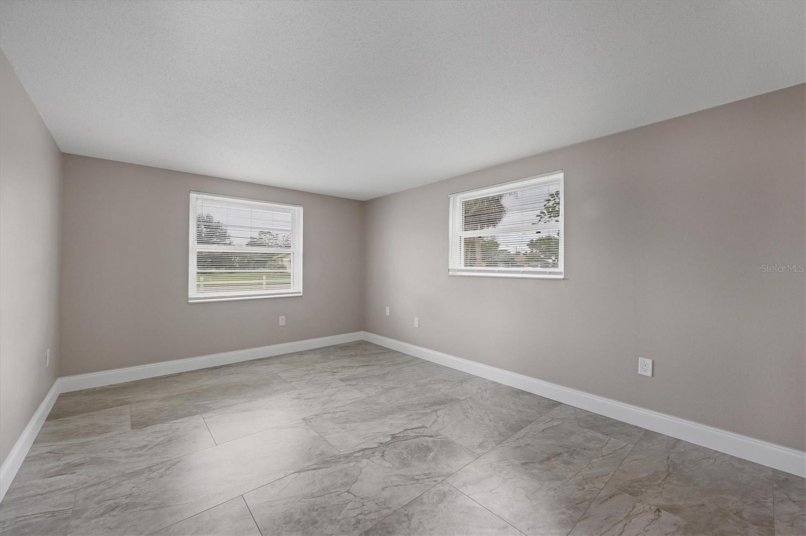 880 QUEEN RD