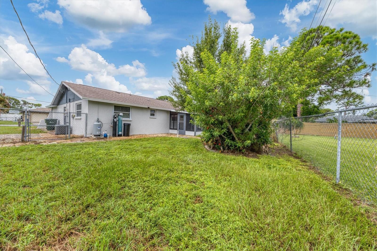 880 QUEEN RD