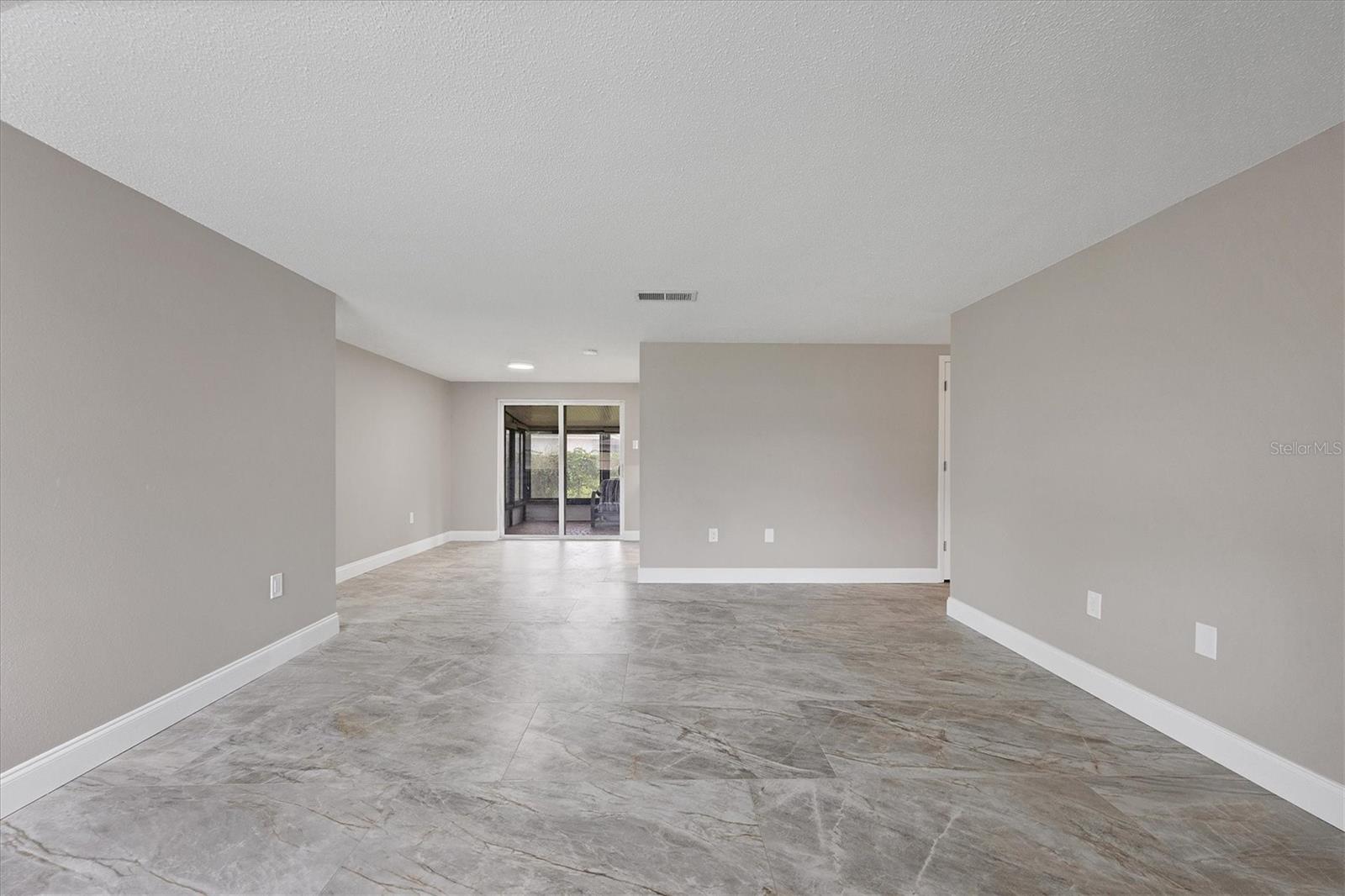 880 QUEEN RD