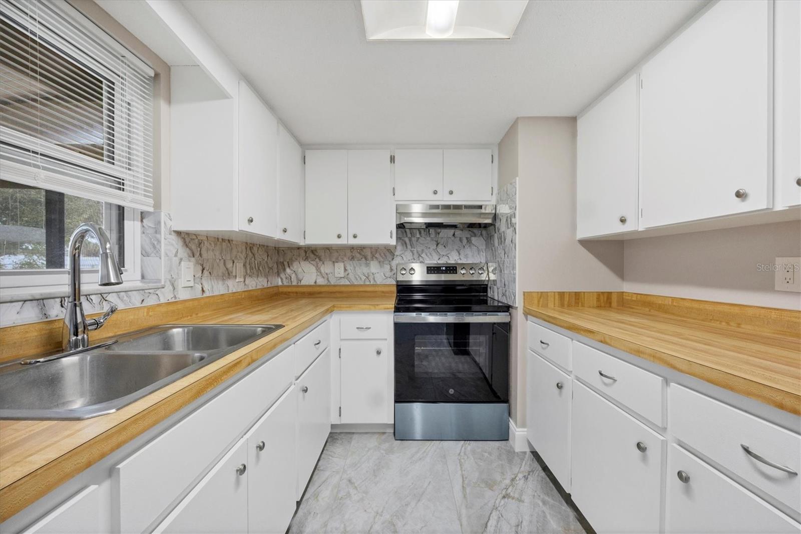 880 QUEEN RD