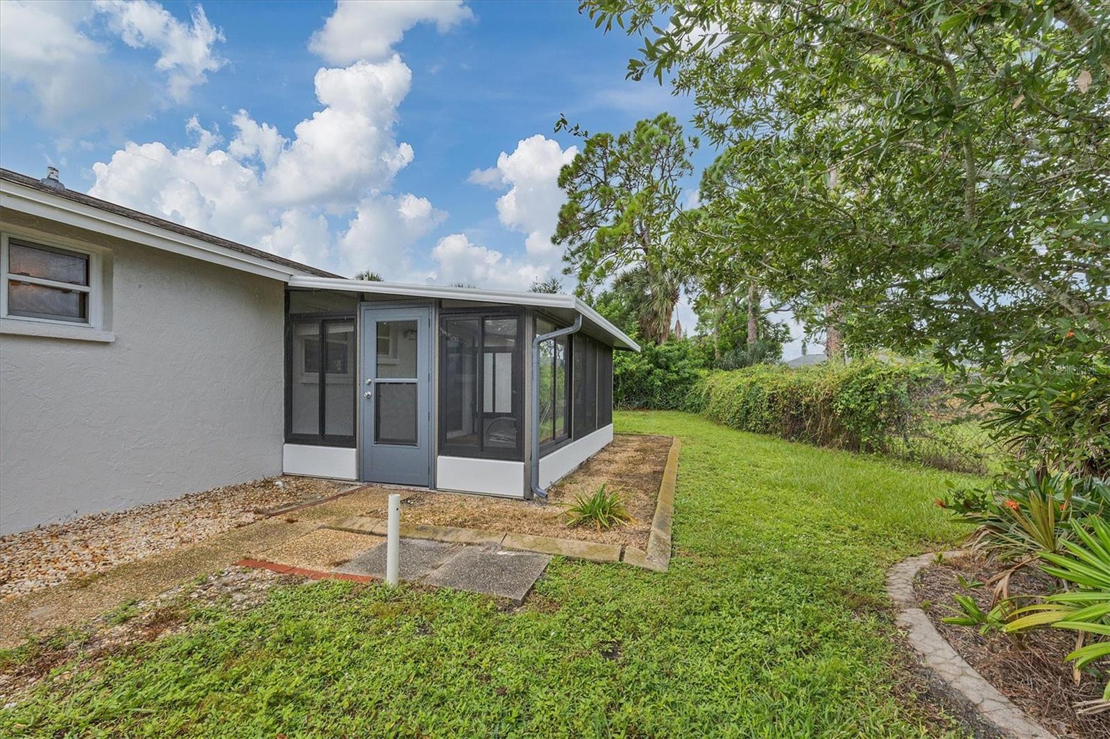 880 QUEEN RD
