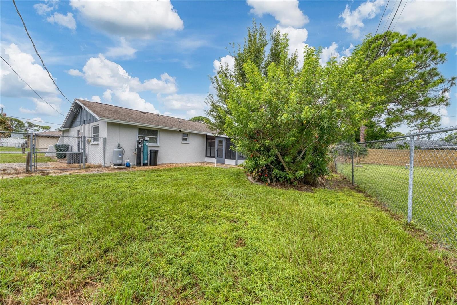 880 QUEEN RD