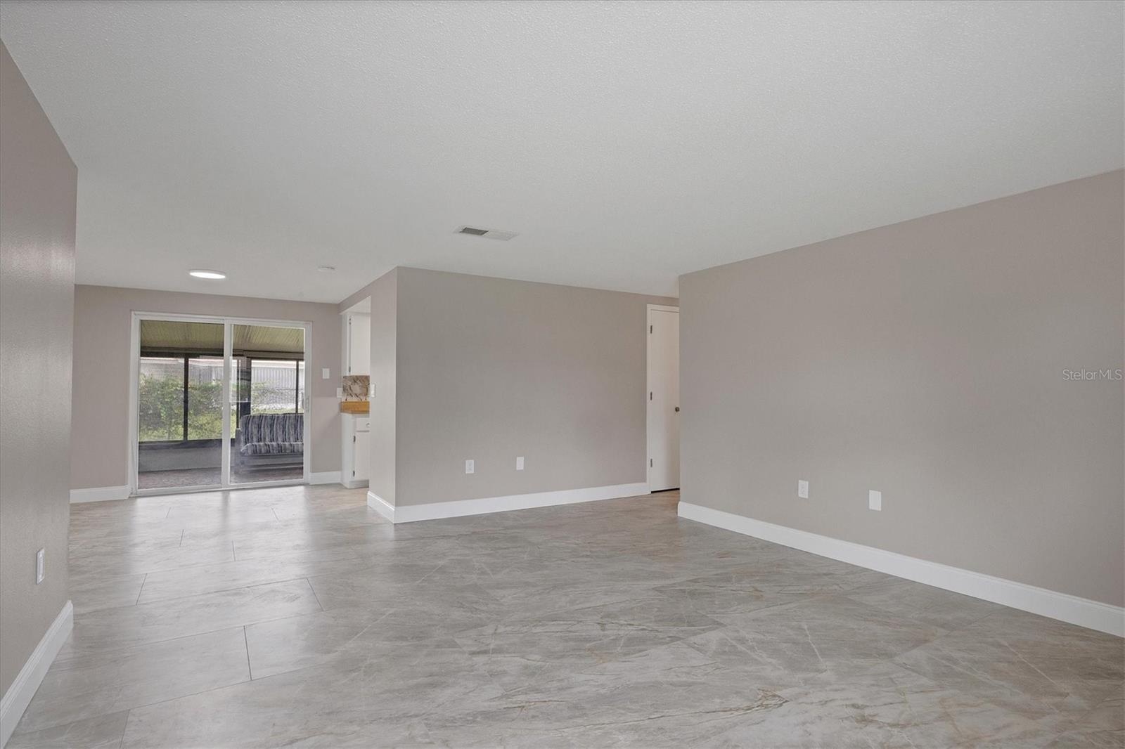 880 QUEEN RD