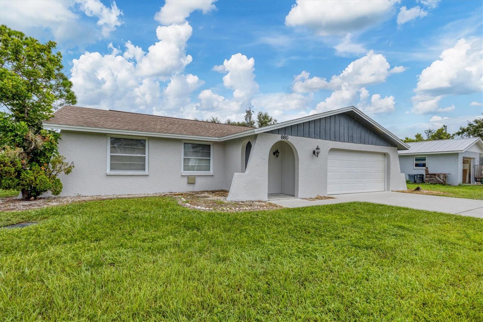 880 QUEEN RD