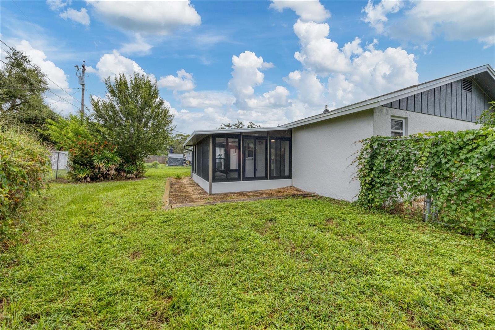 880 QUEEN RD