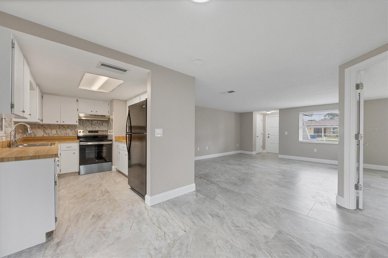 880 QUEEN RD