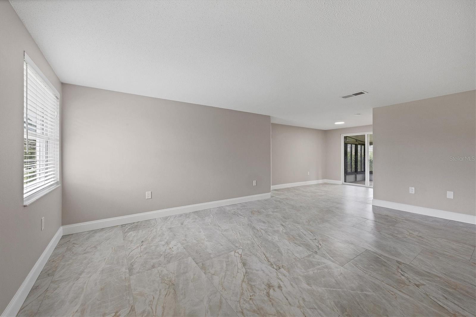 880 QUEEN RD