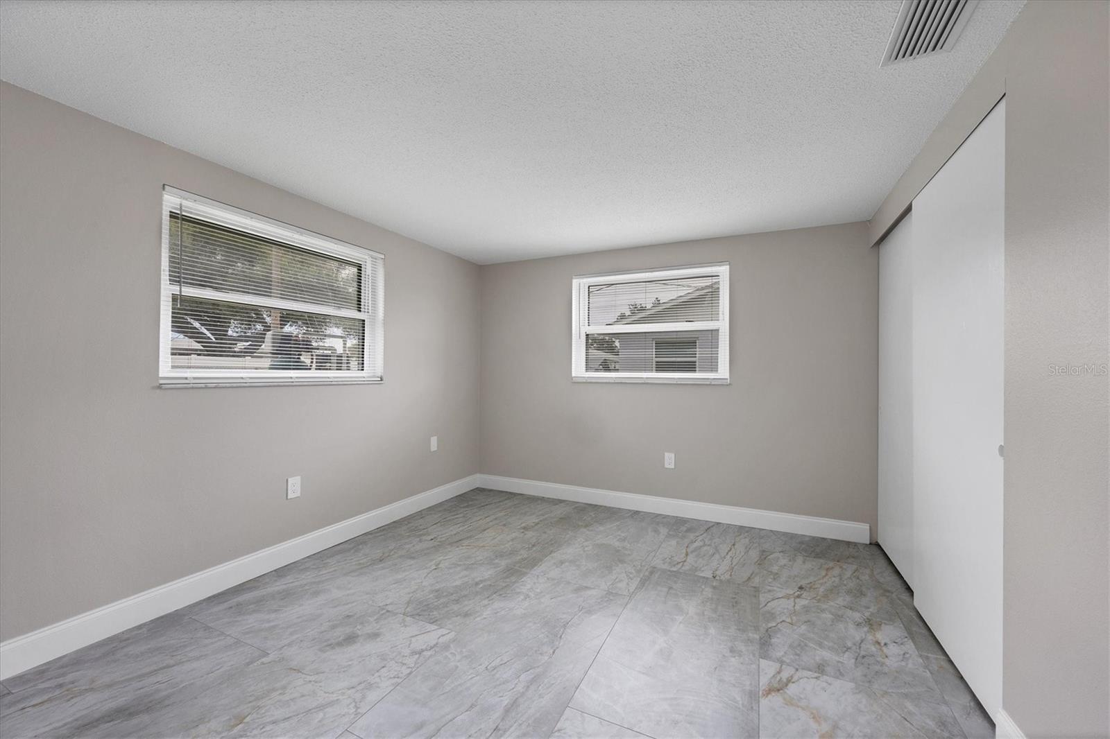 880 QUEEN RD
