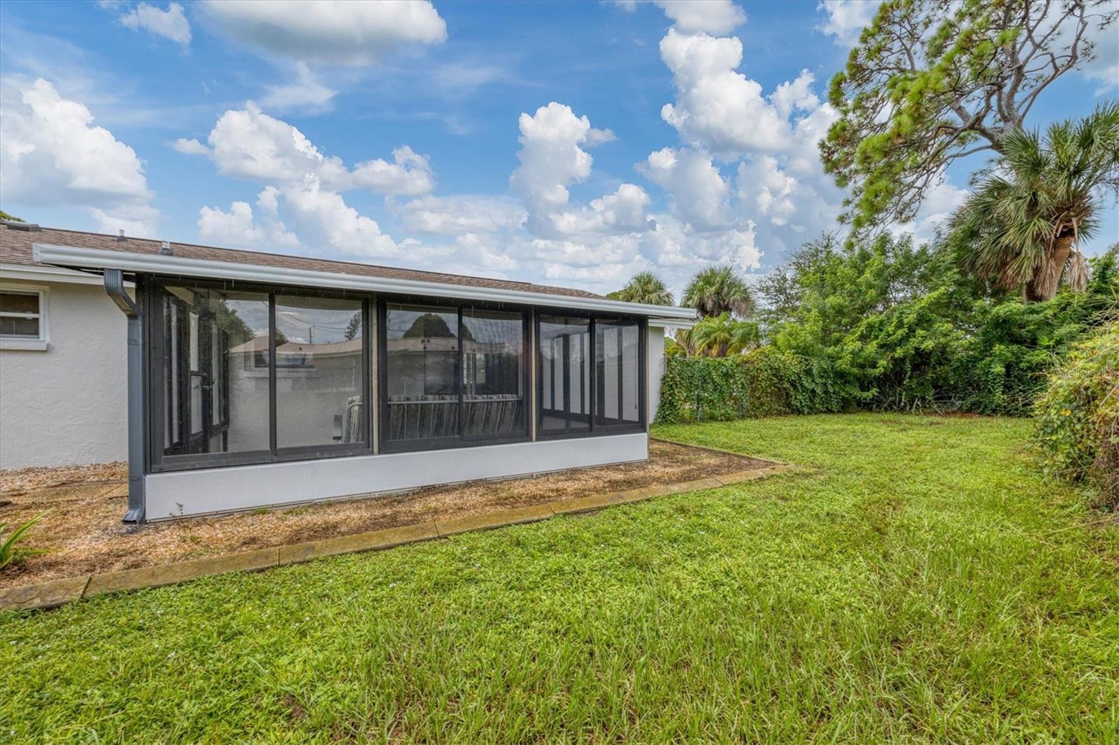 880 QUEEN RD