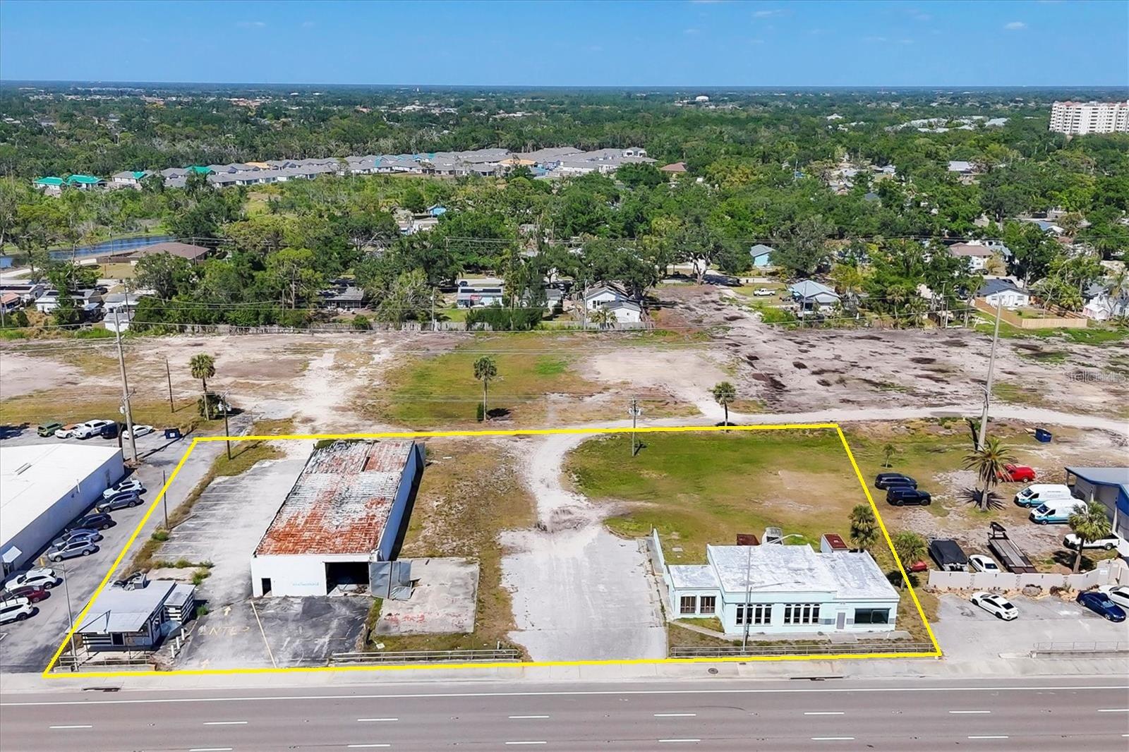 2211 S TAMIAMI TR S