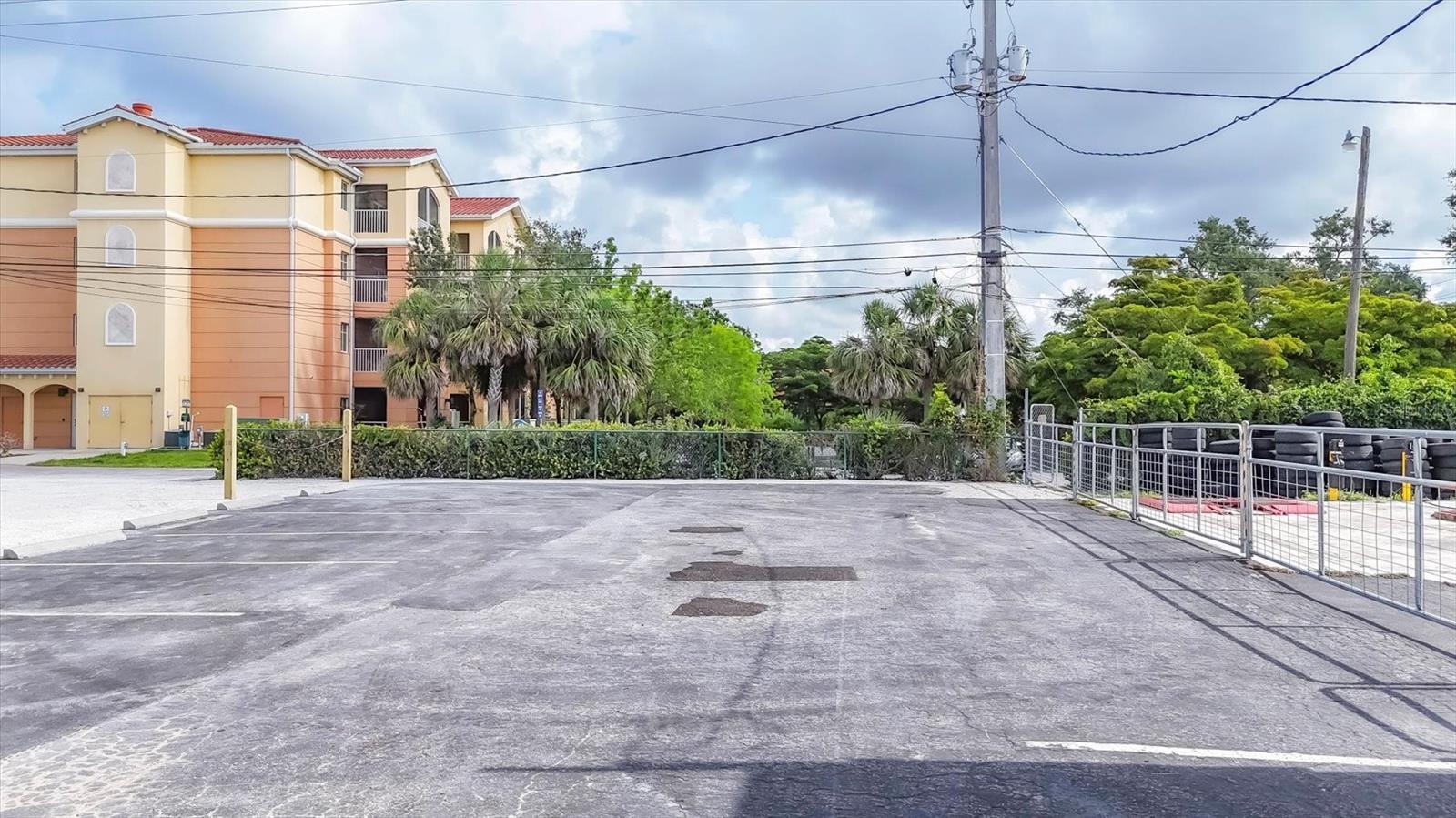 633-639(A&B)-641-645 E VENICE AVE