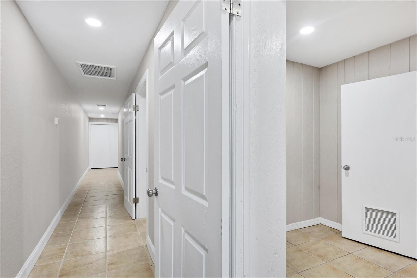 633-639(A&B)-641-645 E VENICE AVE